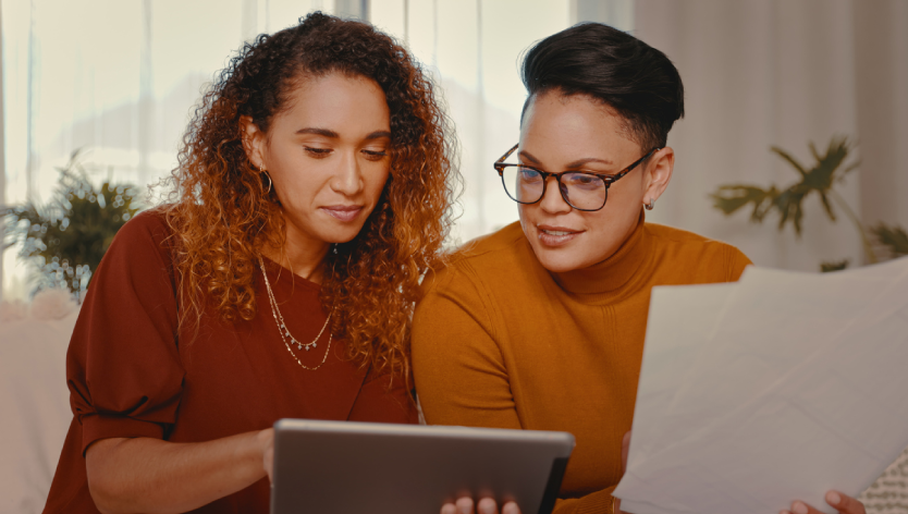 2 women at a laptop