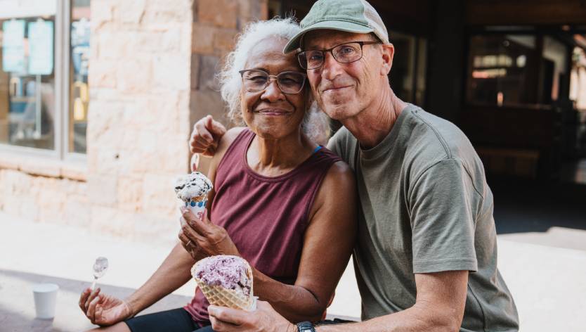 Homme et femme mangeant une glace