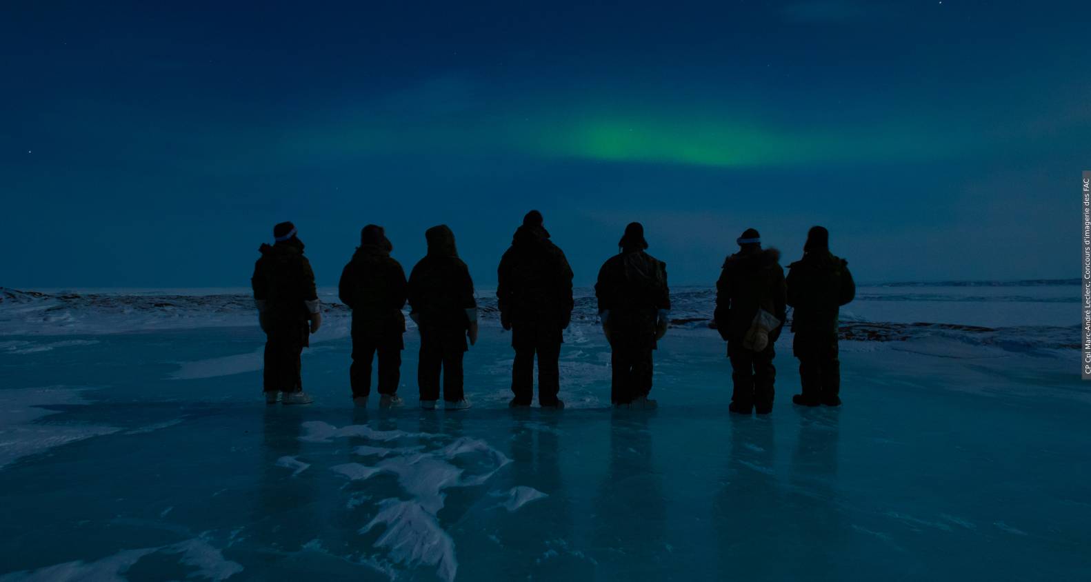 Des gens debout sur la glace