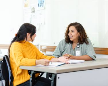 travailleuse sociale qui parle avec une adolescente