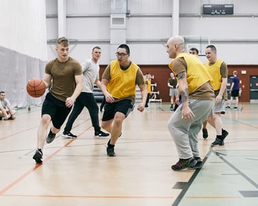 groupe de militaires qui jouent au basketball