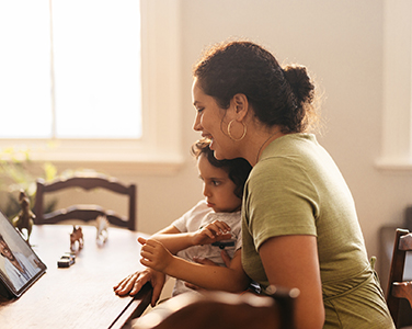 médecin virtuel avec une mère et un enfant