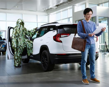 Un monsieur chez un concessionnaire automobile