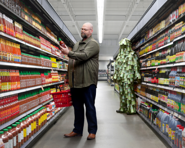 Un monsieur dans un supermarché 