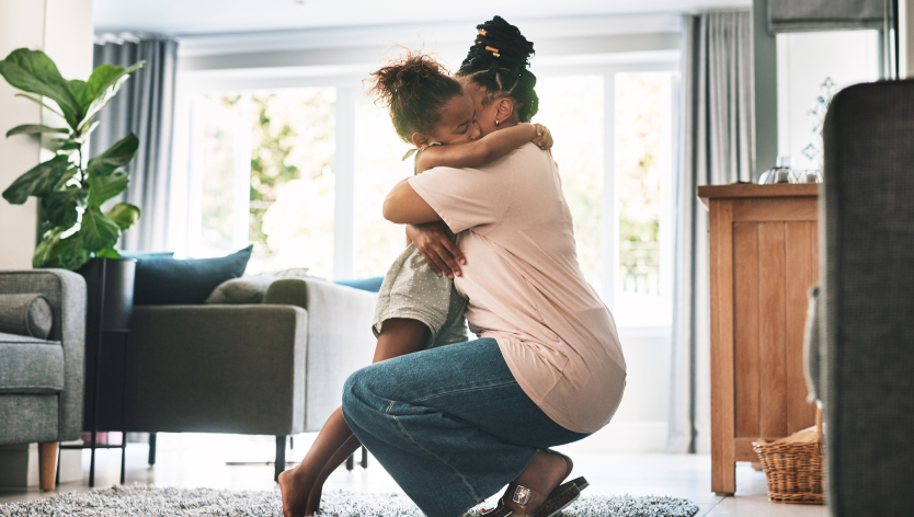Étreinte entre un enfant et sa mère 