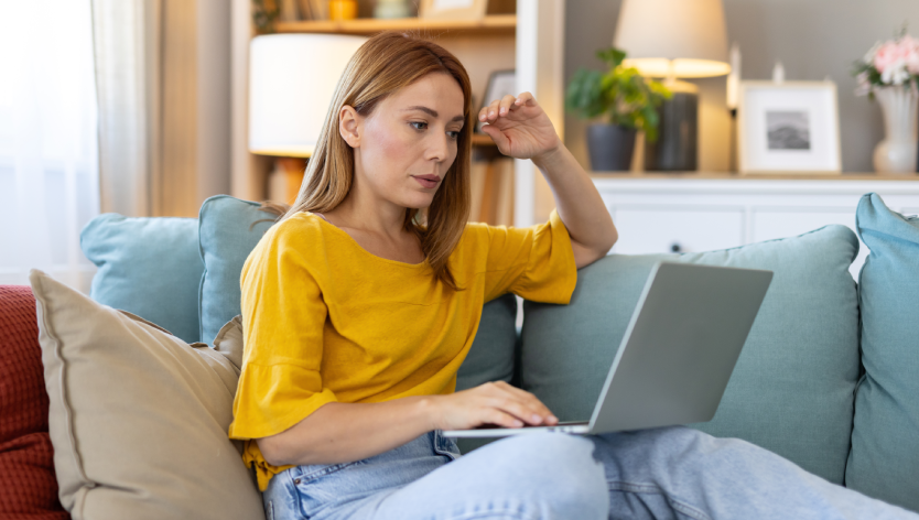 Une femme sur son ordinateur
