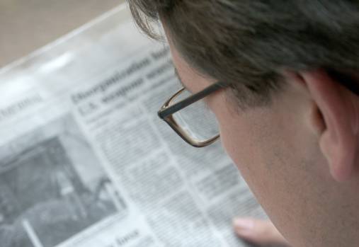 Un homme en train de lire le journal