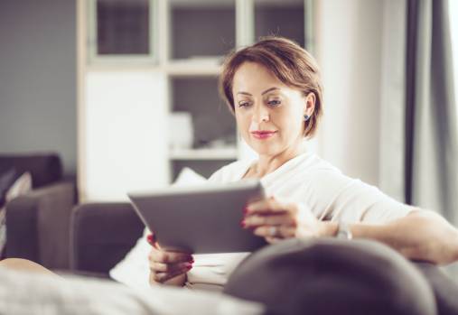 Femme sur une tablette