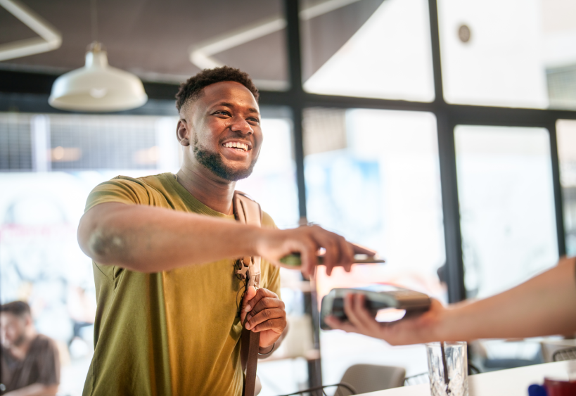 Homme qui fait un paiement par carte