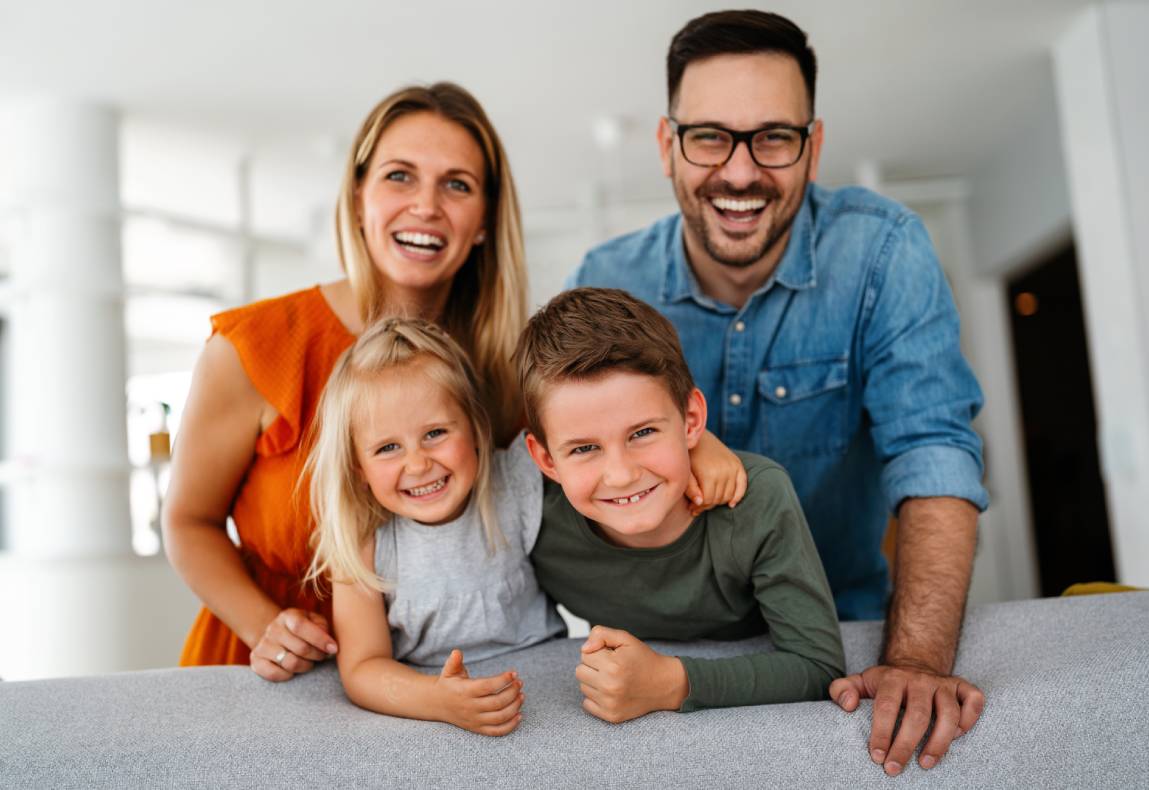 famille souriante sur le canapé