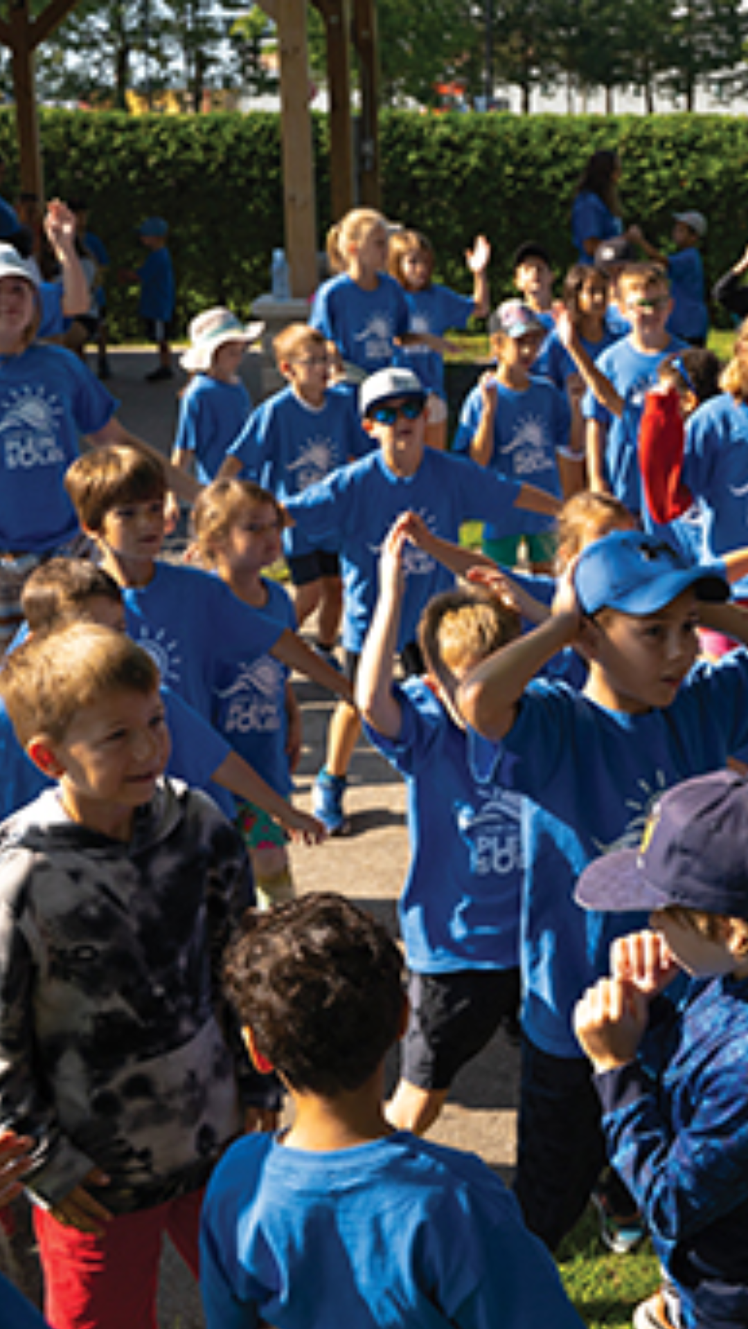 Enfants qui jouent à l'extérieur 
