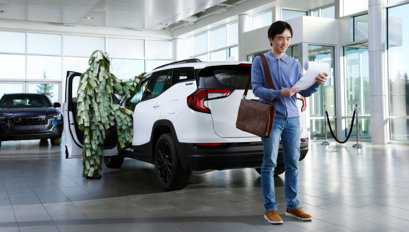 Bhillie derrière une voiture
