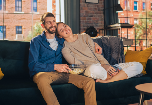 Un couple heureux sur un canapé 