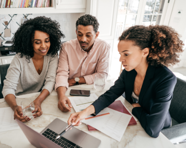 Conseillère financière avec des clients