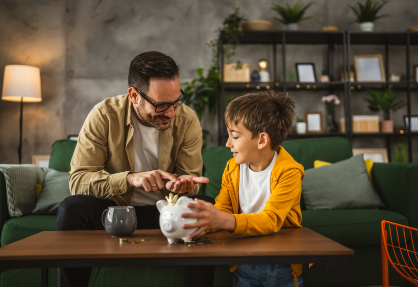 Père et fils qui font des économies 