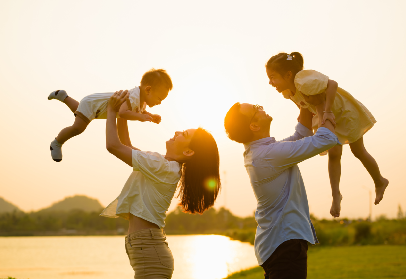 Famille qui joue avec ses enfants