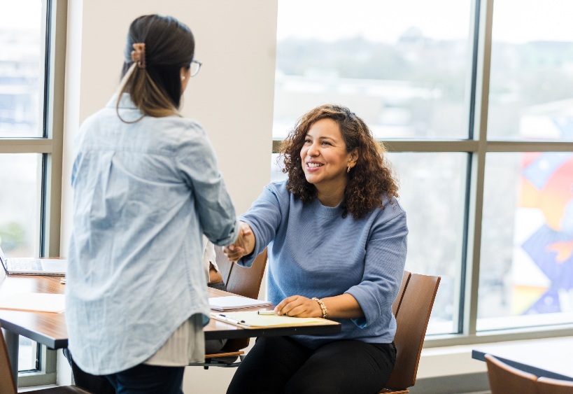 Deux femmes qui se serrent la main