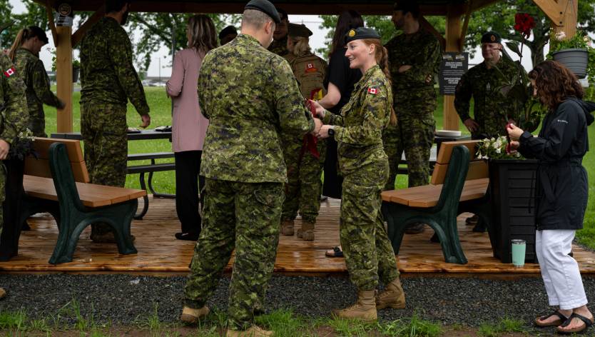 Des gens parlent dehors.