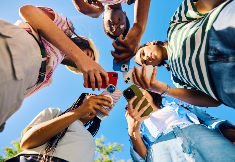 Adultes qui regardent leurs téléphones 