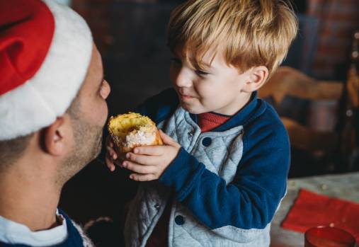 Enfant avec son père 