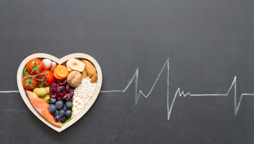 Des aliments sains dans un bol en forme de cœur