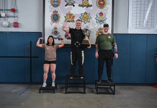 des personnes sur un podium