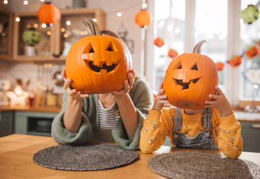 Une famille qui tient des citrouilles