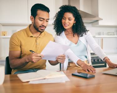 couple calculant leurs finances