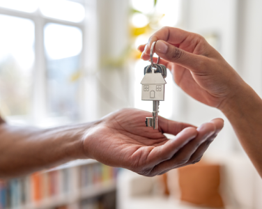 Mains attrapant des clés de maison