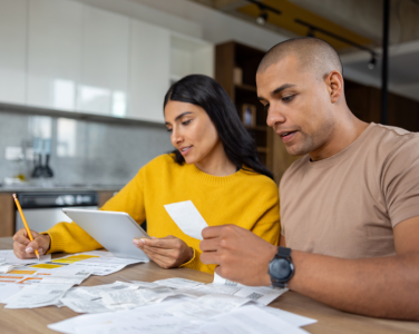 Un couple qui consulte ses factures