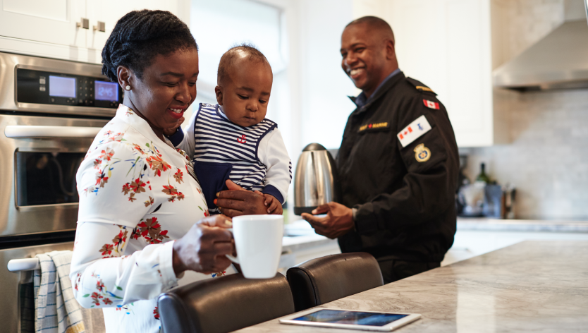 Famille prenant son déjeuner