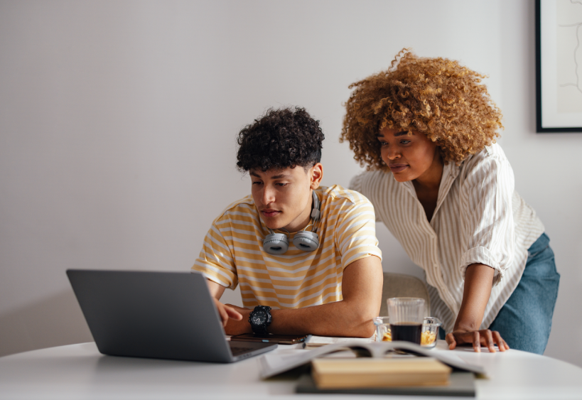 Mére avec son fils devant un écran 