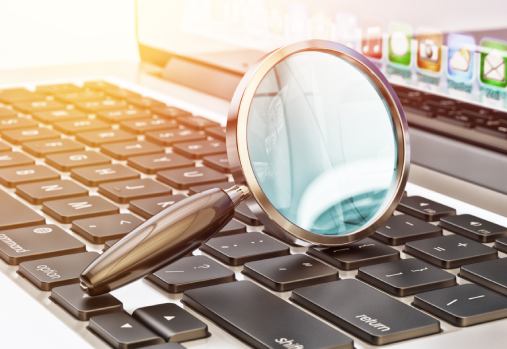 Une loupe sur un clavier d'ordinateur