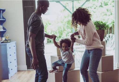 couple qui s'amuse avec un enfant