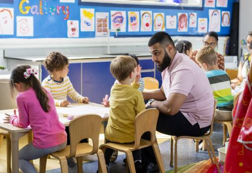 enseignant avec un groupe d'élèves