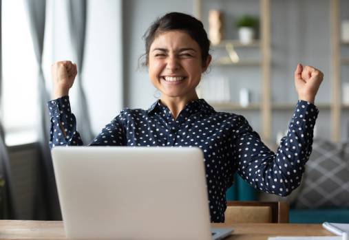 femme sur un ordinateur portable