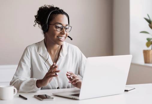 femme en appel virtuel avec son ordinateur