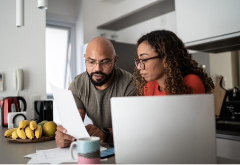 couple qui regarde leurs papiers financiers