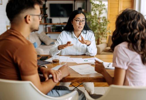 un couple avec une conseillère financière
