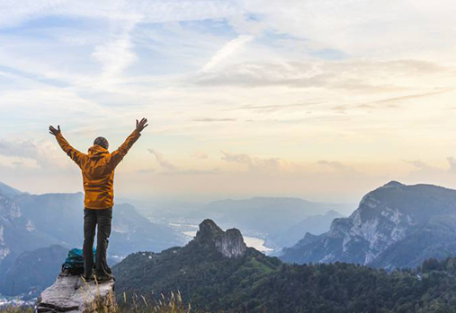 homme au sommet d'une montagne