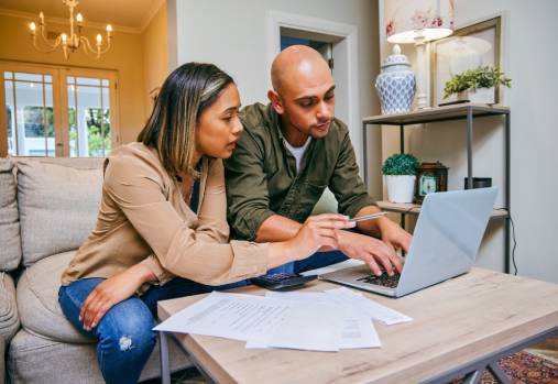 couple qui regarde leurs papiers financiers