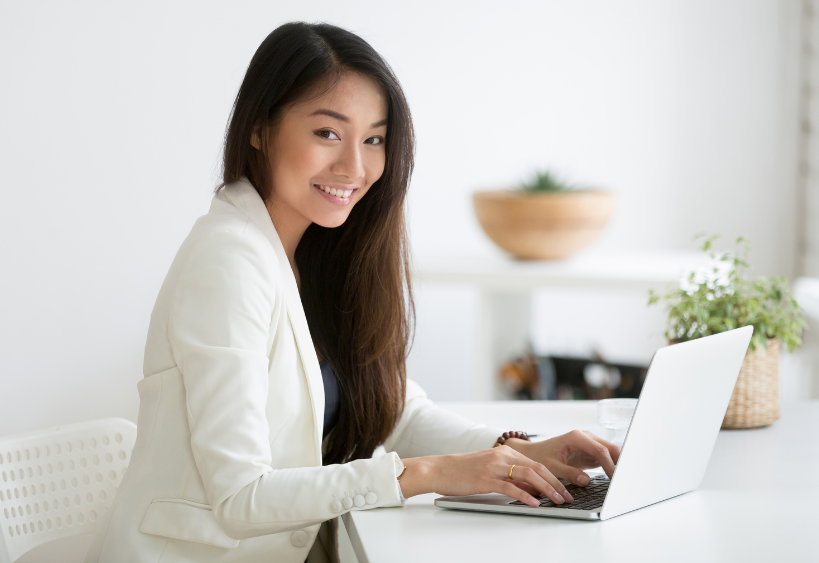 Femmes assises devant un ordinateur