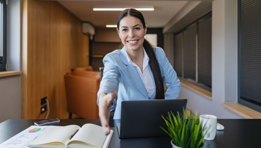 Femme faisant une poignée de main