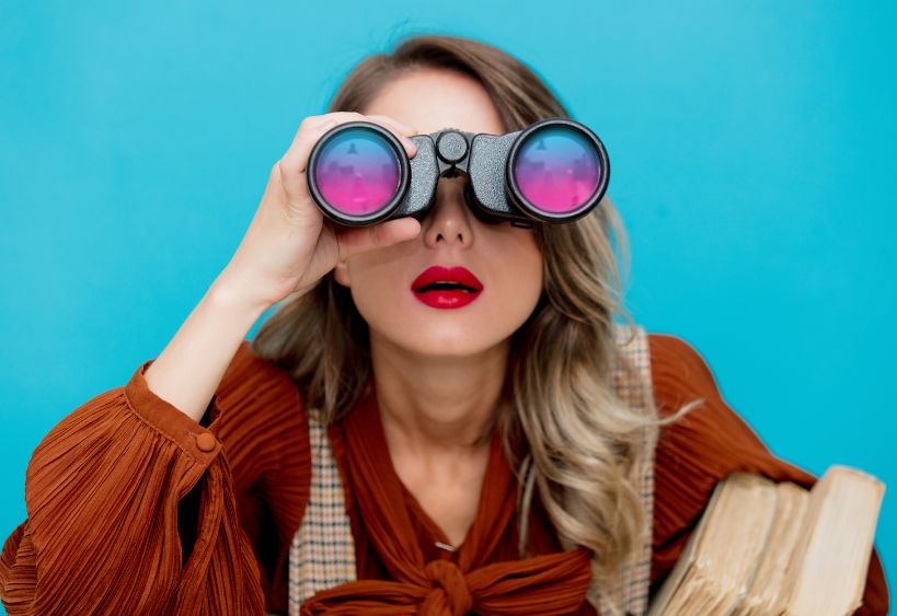 Femme avec des jumelles