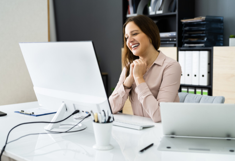 Femmes souriantes au travail