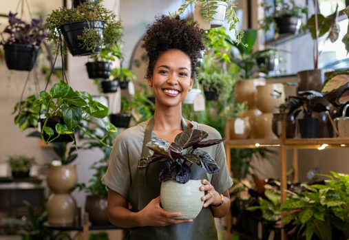 Une femme tenant une plante