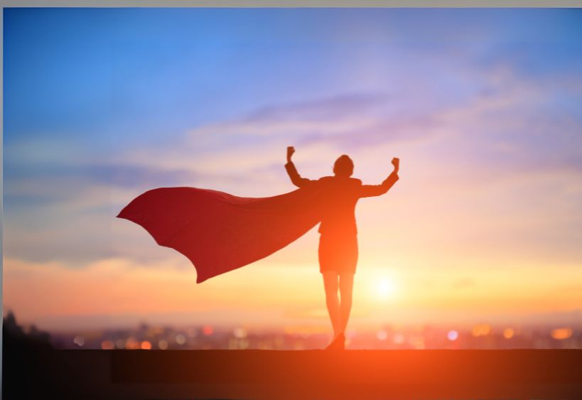 Femme portant une cape d’héroïne