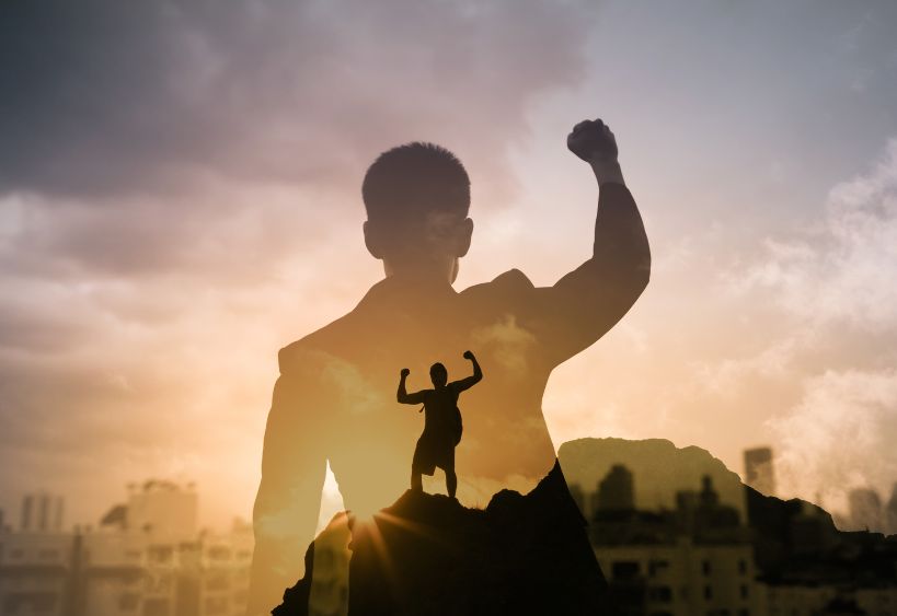 Homme escaladant une montagne