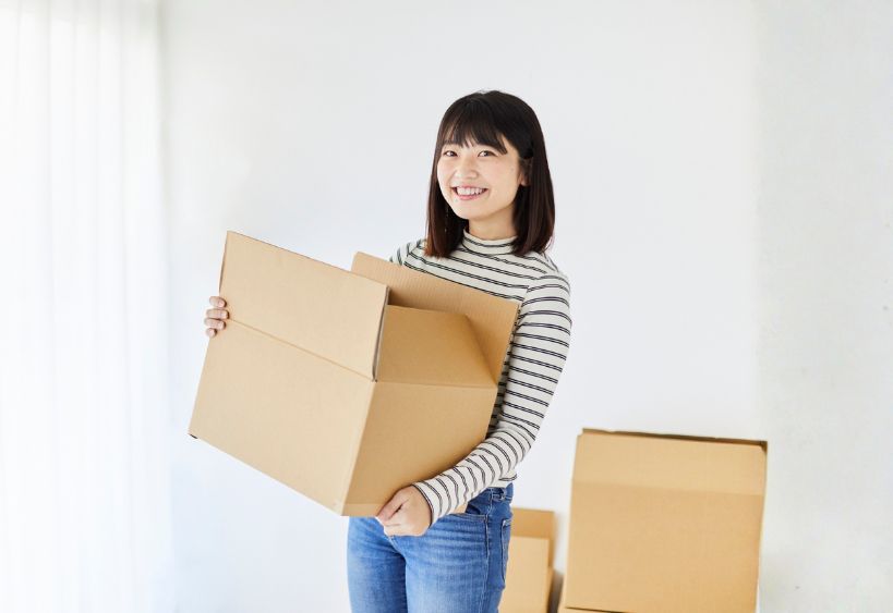 Femme transportant des cartons