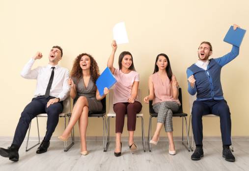 Groupe de personnes excitées par des entretiens